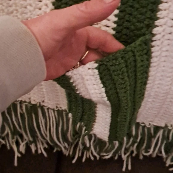 Hand knit throw with pockets - Picture 2 of 3